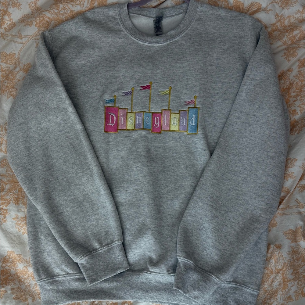 Gildan Gray Crewneck Sweater with Minimalist Design